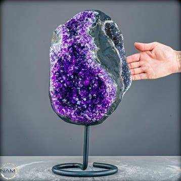 Zeldzame amethistdruse op standaard met Black Amethyst –