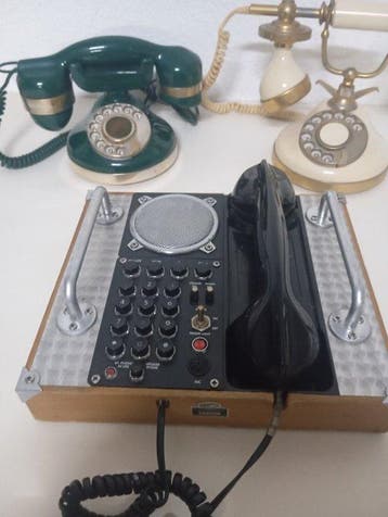 Analoge telefoon - Verschillende materialen - Drie vintage