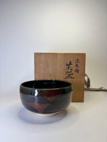 Japanse Diepgroene Glazuurde Chawan – Rode Spetterpatroon