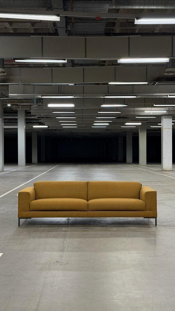 Design on Stock Aikon 4-zits | NIEUWSTAAT + Garantie, Huis en Inrichting, Banken | Bankstellen, 200 tot 250 cm, 100 tot 125 cm