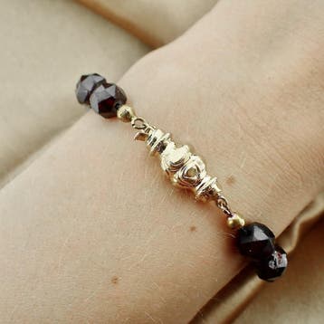 Antieke granaatkralen armband met gouden siersluiting, Gebruikt, Ophalen of Verzenden, Met edelsteen, Goud