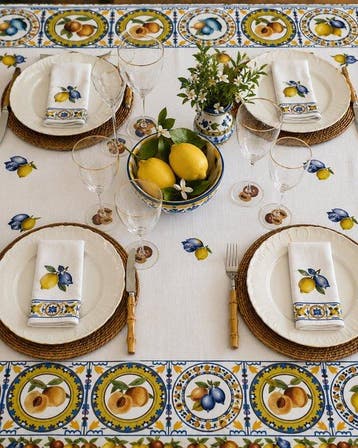 Elegante tafellaken voor grote tafels aan de Amalfikust met