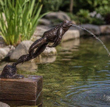 Beeld, Leaping bronze frog Fountain - 80 cm - Giet brons.