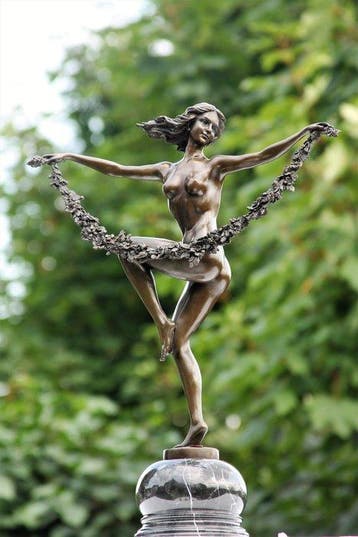 Beeld, woman with guirlande - 53 cm - brons marmer