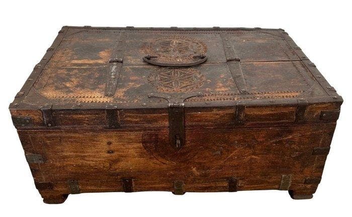 Kist - Hout, Smeedijzer - Bruidsschat kist, Antiek en Kunst, Antiek | Overige Antiek