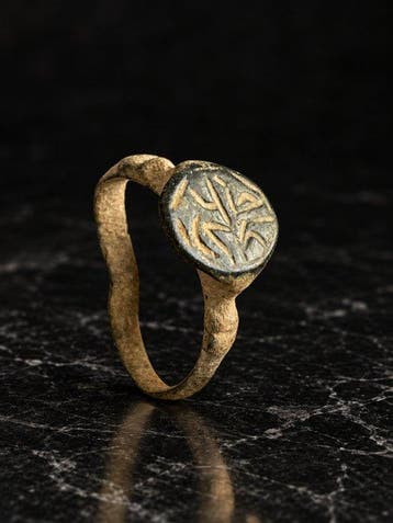 Middeleeuws Brons Ring met gegraveerde ovale zetel, 10e tot