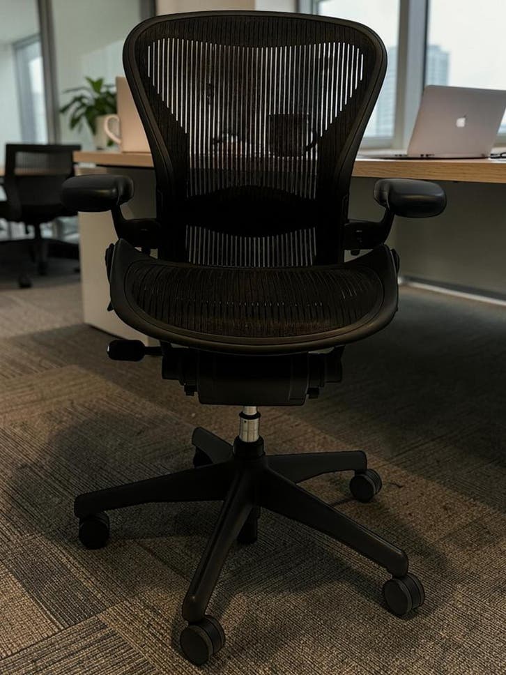500x Herman Miller Aeron B – Premium Refurbished Stoel, Huis en Inrichting, Bureaustoelen, Bureaustoel, Zwart, Zo goed als nieuw