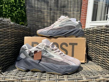 Yeezy Boost 700 V2 Tephra - Maat 43 - Volledig Nieuw!, Kleding | Heren, Overige kleuren, Verzenden, Nieuw, Sneakers of Gympen
