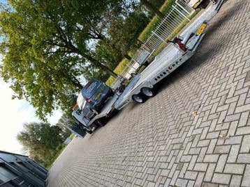 Bussen en verlaagd auto’s transport, oprijwagen , sleepwagen, Groepsvervoer