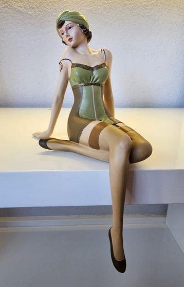 sculptuur, Lingerie Dame Jaren 50 - 32 cm - resin