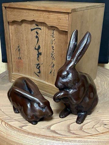 Brons - Shuzan - Zeer fijn konijnenpaar okimono, gesigneerd, Antiek en Kunst