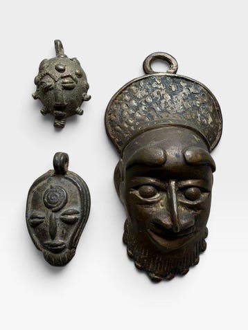 Collectie van 3 bronzen maskers – West-Afrikaanse traditie –, Antiek en Kunst
