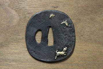 Tsuba met pup- en vlindersontwerp – tininleg met