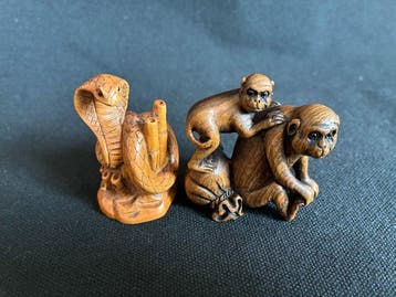 Netsuke (2) - Boxhout - Dierenriem Slang en Ouder met Jonge