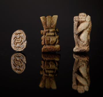 Oude Egypte, Faience Bavianen, Bes en scarabeeamuletten -