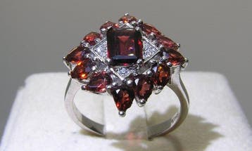 Granaat ring - Hoogte: 27 mm - Breedte: 21 mm- 4.3 g - (1)
