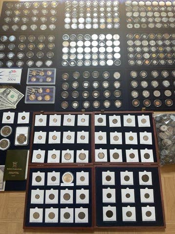 Wereld. Lot de 323 monnaies du Monde dont 3 Or, 24 Argent et