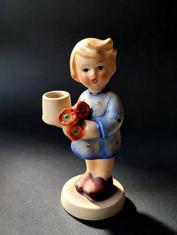 Goebel Figurine - M.I. Hummel - Figuur - “Girl with Flowers