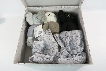 Kaws (1974) - HOLIDAY HONG KONG Limited Plush set, Antiek en Kunst