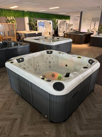 Luxe 5-pers.Spa/jacuzzi – Comfort, Ontspanning & Kracht, Ophalen, Zo goed als nieuw, Pomp, Vast