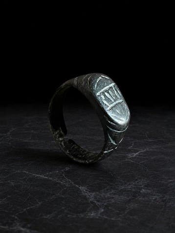 Middeleeuws Brons Zegelring met geometrisch handelsmerk uit