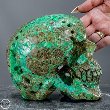 Chrysopras-Totenkopf – expressief kunstobject in levendig