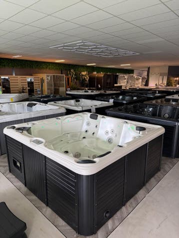 Luxe Jacuzzi / Spa 5-Persoons – Plug & Play (220V Stekker), Ophalen, Zo goed als nieuw, Pomp, Vast
