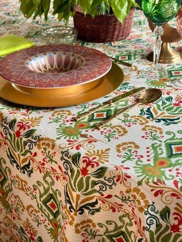 Tafelkleed met een ikat-stijl patroon voor grote tafels. -