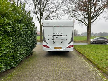 Carado T448, bj.2019 enkele bedden plus hefbed 73000 km, Caravans en Kamperen, Handgeschakeld, Raamblindering, Half-integraal