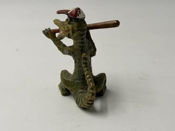 Fritz Bermann - sculptuur, Krokodil als Baseballspieler mit