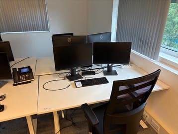 Online veiling: 2 handmatig verstelbare bureaus 80x160 cm +, Zakelijke goederen, Kantoor en Winkelinrichting | Kantoormeubilair en Inrichting