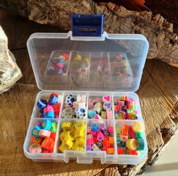 150 stuks polymeer kralen mix in een sorteer doosje, Hobby en Vrije tijd, Kralen en Sieraden maken, Ophalen of Verzenden, Nieuw