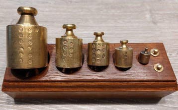 Industriële apparatuur - Antieke messing balansgewichtenset