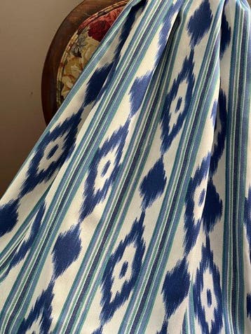 Dubbel breed. Ikat-stof met etnische patronen voor decoratie