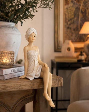 Beeld, Elegant wellness sculptuur van zittende dame –