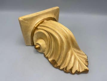 Goudkleurige keramieken wandconsole – klassiek geïnspireerd