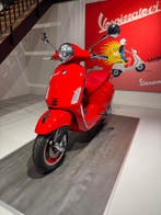 Vespa Primavera 50 (RED) (nu met € 500 korting!), Fietsen en Brommers, Overige modellen, Maximaal 45 km/u, Nieuw, Ophalen of Verzenden