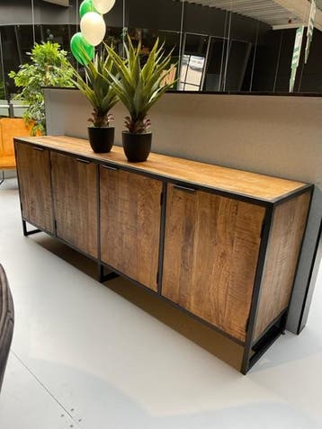 Dressoir massief Mango metaal 220cm br. voorraad actie prijs, Huis en Inrichting, Overige houtsoorten, Trendy industriële Industrieel vitrinekast glas metaal voorraad
