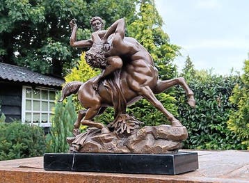 sculptuur, theseus die de centaur bianor slaat - 25 cm -