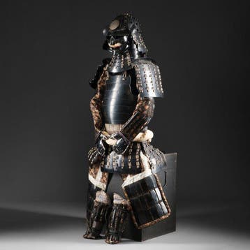 Zwarte wapenrusting met een zich kronkelende draak meadate -, Antiek en Kunst
