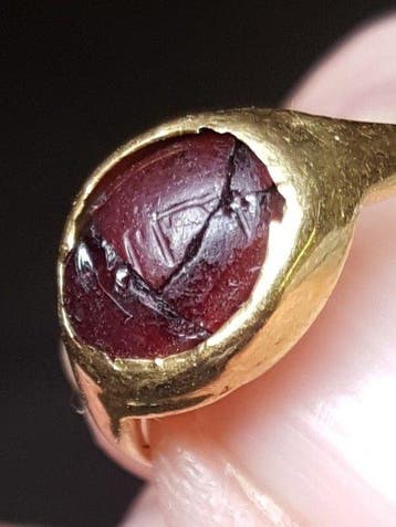 Laat-Romeins / Vroeg-Byzantijns Goud gevuld Ring met amulet