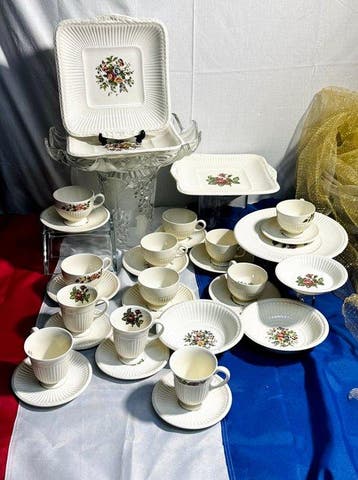 Wedgwood - Tafelservies (33) - mosroos - Porselein