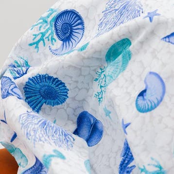BA174 - Stof Blauw Zee – Schelpen en Zeepaardjes -