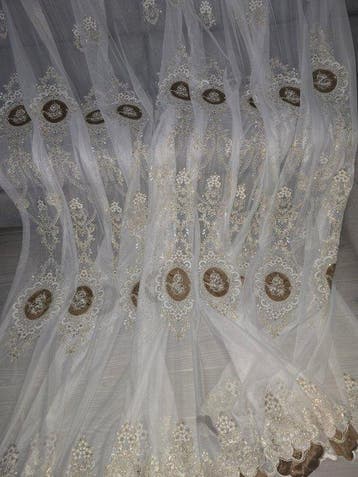 Favoloso tulle ricamato con medaglioni e perle 420x300 cm -