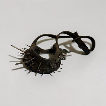 sculptuur, Collier de chien anti loup clouté art populaire