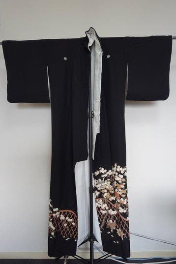 Elegante vintage Japanse kimono – zwarte Tomesode met sakura
