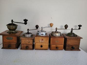 Koffiemolen (5) - Hout koper metaal - decoratieve