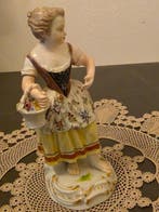Meissen - Johann Joachim Kaendler - Figuur - Mädchen mit
