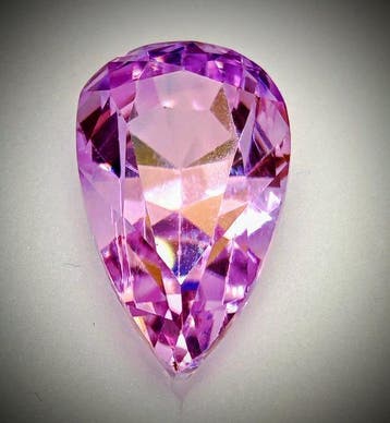 Roze, Paars Kunziet - 16.93 ct - nternational Colored, Nieuw