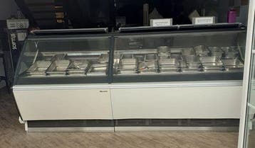 IJsvitrine – B285 x D120 x H130cm – met ingebouwde motor –, Gebruikt